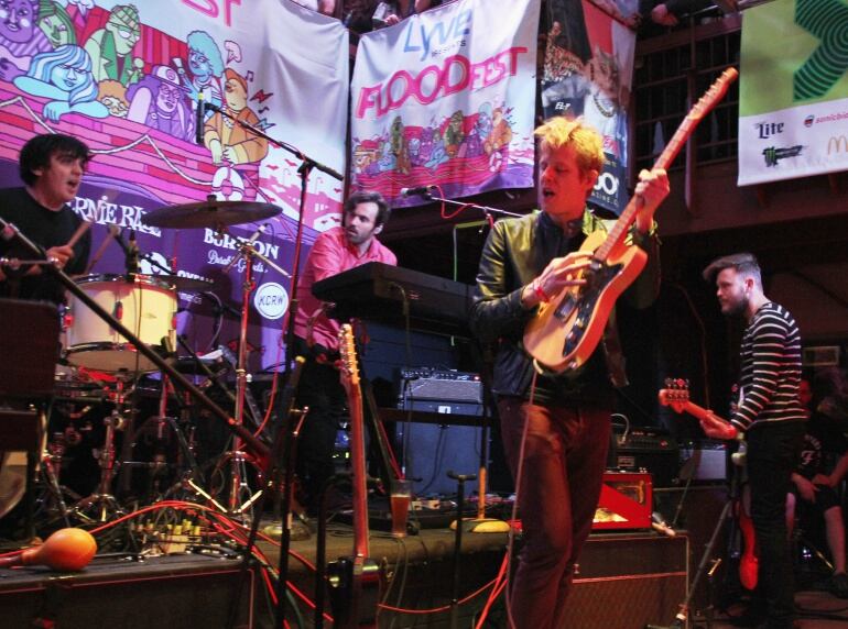 Jim Eno, Eric Harvey, Britt Daniel y Rob Pope, de Spoon, durante su actuación en el escenario FLOODfest del SXSW en 2015 