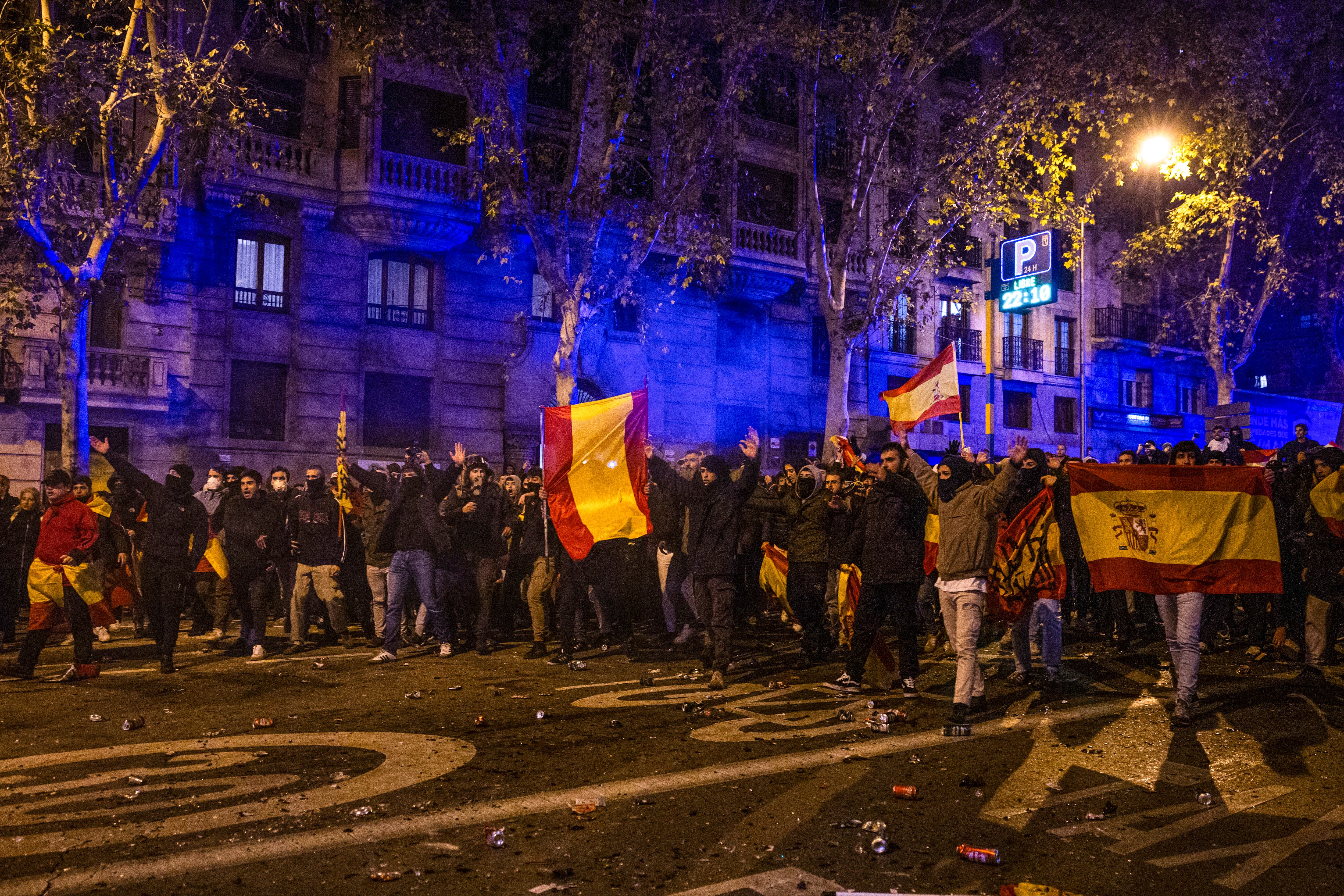 MADRID, 07/11/2023.- Altercados tras la manifestación convocada contra la amnistía, este martes frente a la sede del PSOE en Ferraz, en Madrid. EFE/Daniel González
