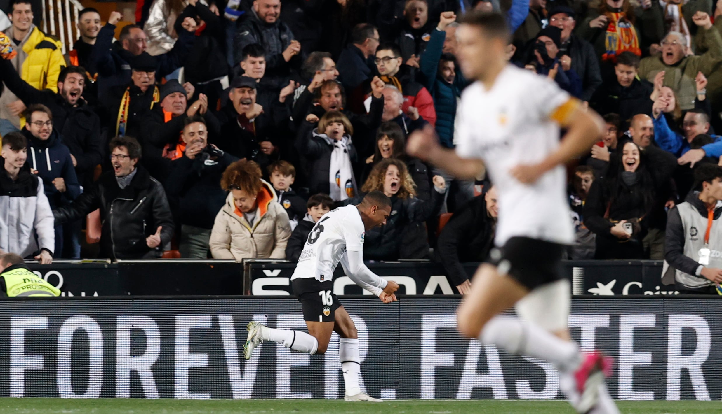 VALENCIA, 25/02/2023.- El delantero brasileño del Valencia Samuel Lino (c) celebra el 1-0 durante el partido entre la Real Sociedad y el Valencia correspondiente a la jornada 23 de LaLiga Santander, este sábado en el estadio de Mestalla en Valencia. EFE/ Kai Forsterling
