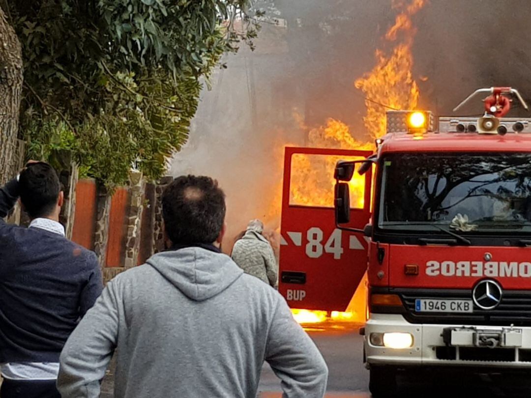 Los bomberos interviniendo en el lugar de los hechos. 