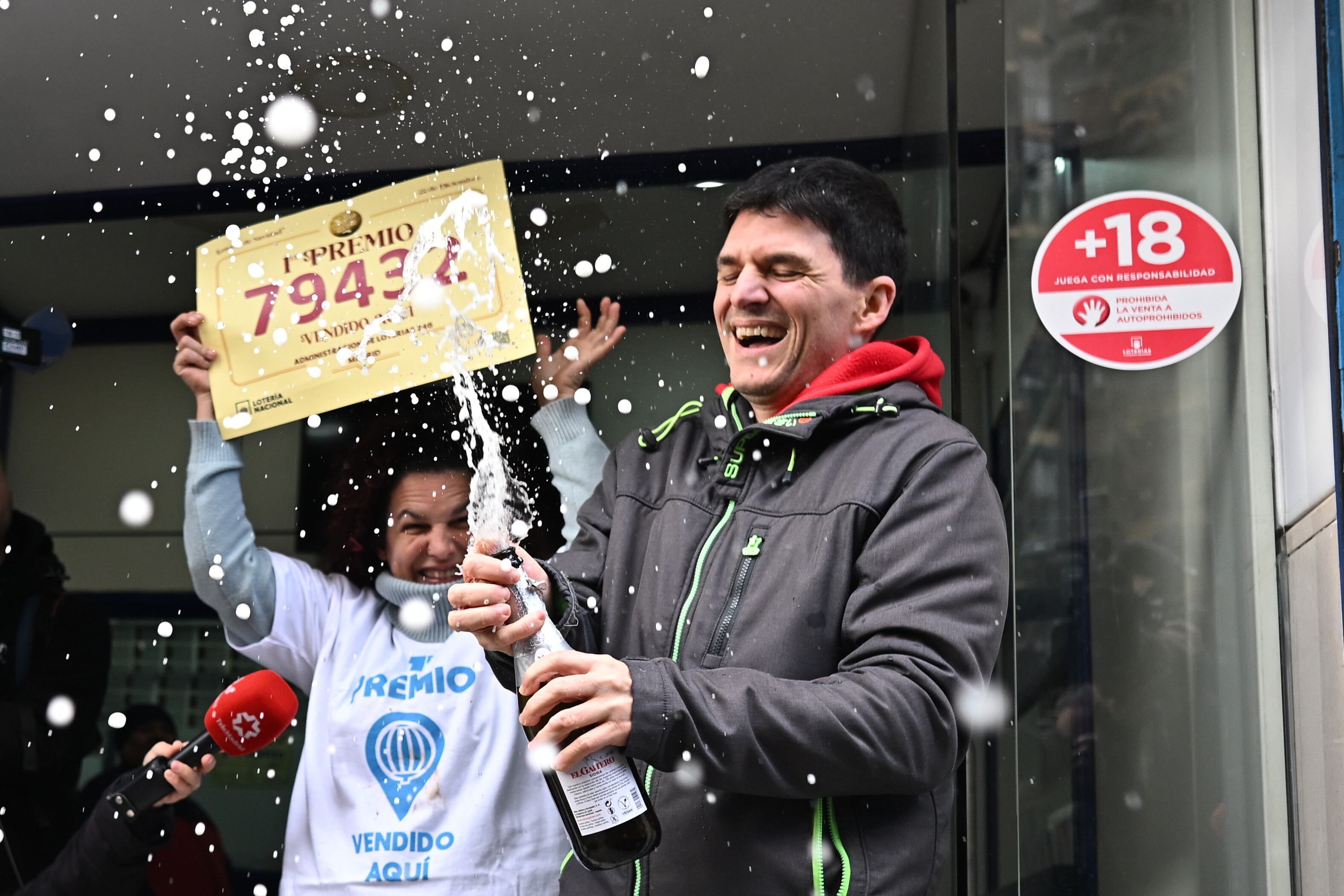 Trabajadores de la administración Nº 246 de Madrid tras vender 16 series del 79432