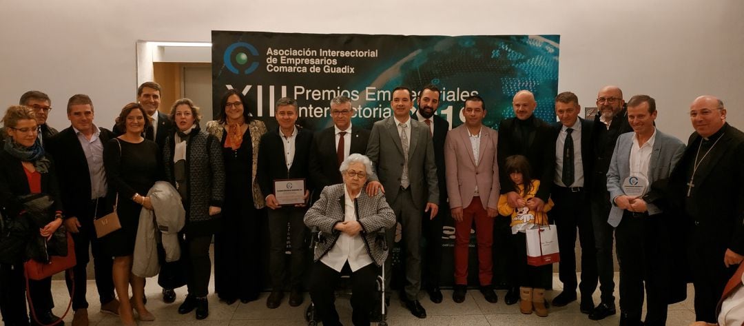 Foto de familia de la entrega de premios de la asociación de empresarios de la comarca de Guadix.