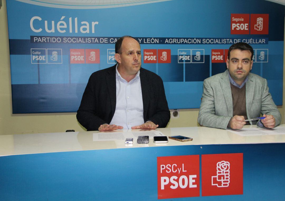 El procurador socialista, José Luis Aceves y el concejal Carlos Fraile en la sede del PSOE de Cuéllar