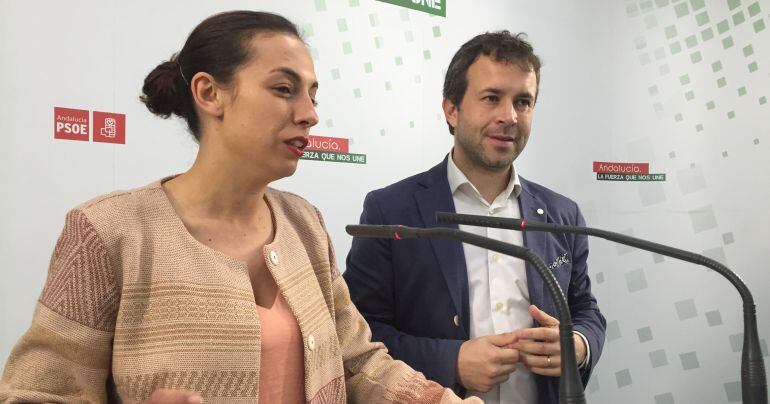 (De izquierda a derecha) Mercedes Gámez y Julio Millán en la sede local del PSOE de Jaén