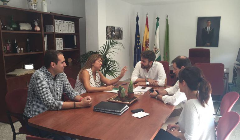 Pilar Salazar, delegada de Cultura, Turismo y Deporte en su reunión con el alcalde de Bedmar.jpg