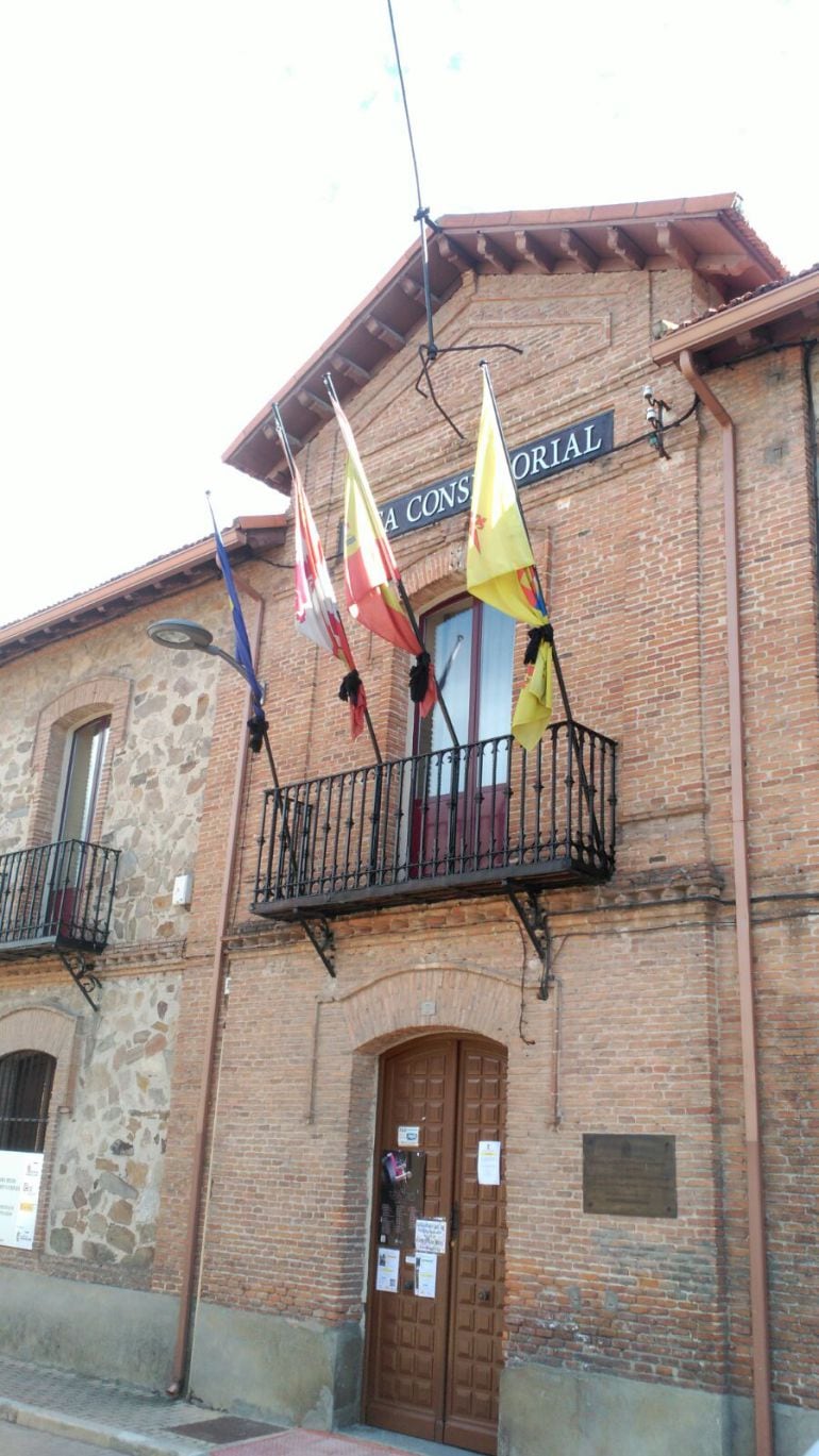 Banderas a media asta y crespones negros en la fachada del Ayuntamiento de Navas de Oro.