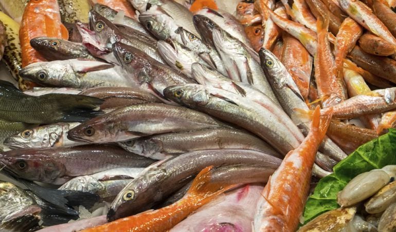 Pescado en un puesto de un supermercado 