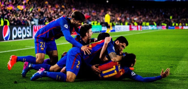 Locura entre los jugadores del Barcelona tras el 6-1