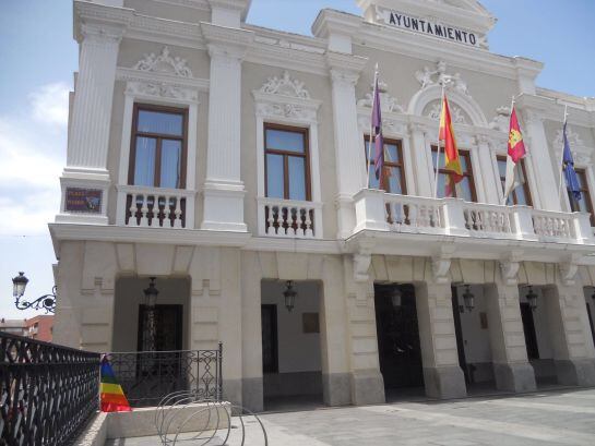 El ayuntamiento de Guadalajara relega la bandera del Orgullo Gay a una barandilla ubicada frente a la casa consistorial