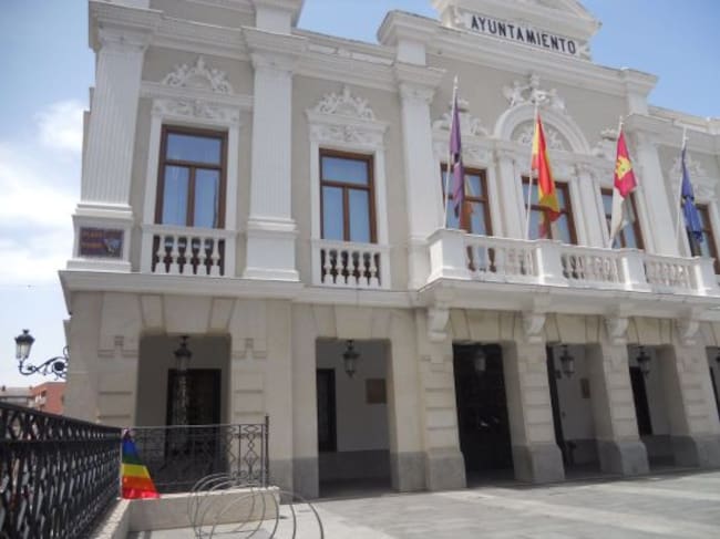 El ayuntamiento de Guadalajara relega la bandera del Orgullo Gay a una barandilla ubicada frente a la casa consistorial