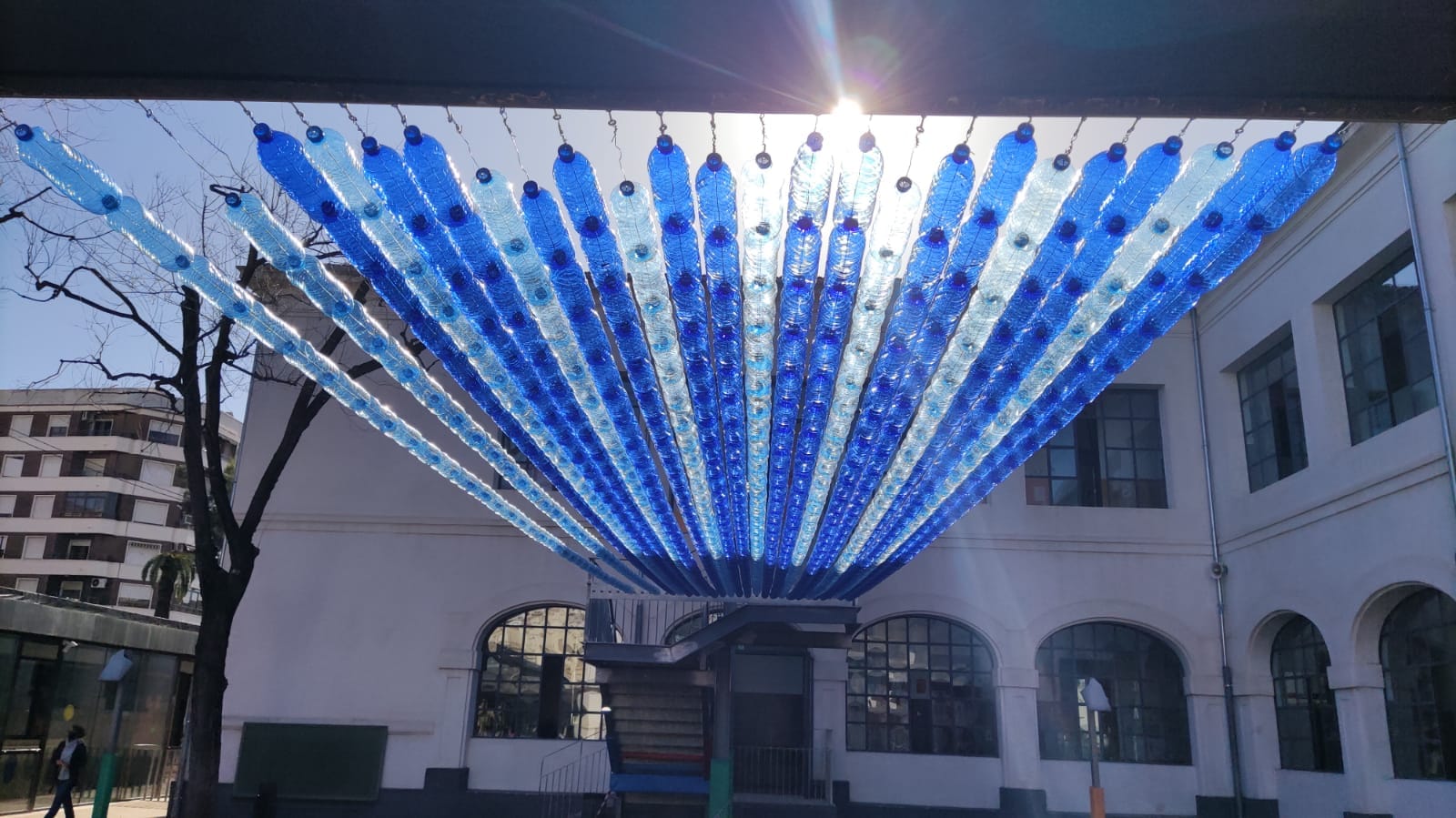 Techo de botellas de plástico en el colegio Sant Francesc de Borja de Gandia