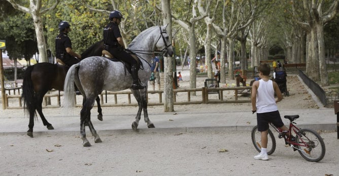 Agentes de Policía a caballo patrullan en el Parque Calero, en Madrid