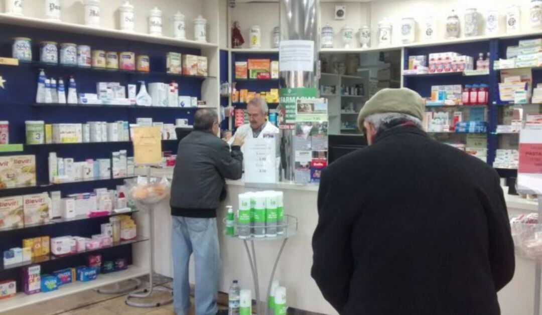 Clientes esperando ser atendidos en una farmacia el pasado año