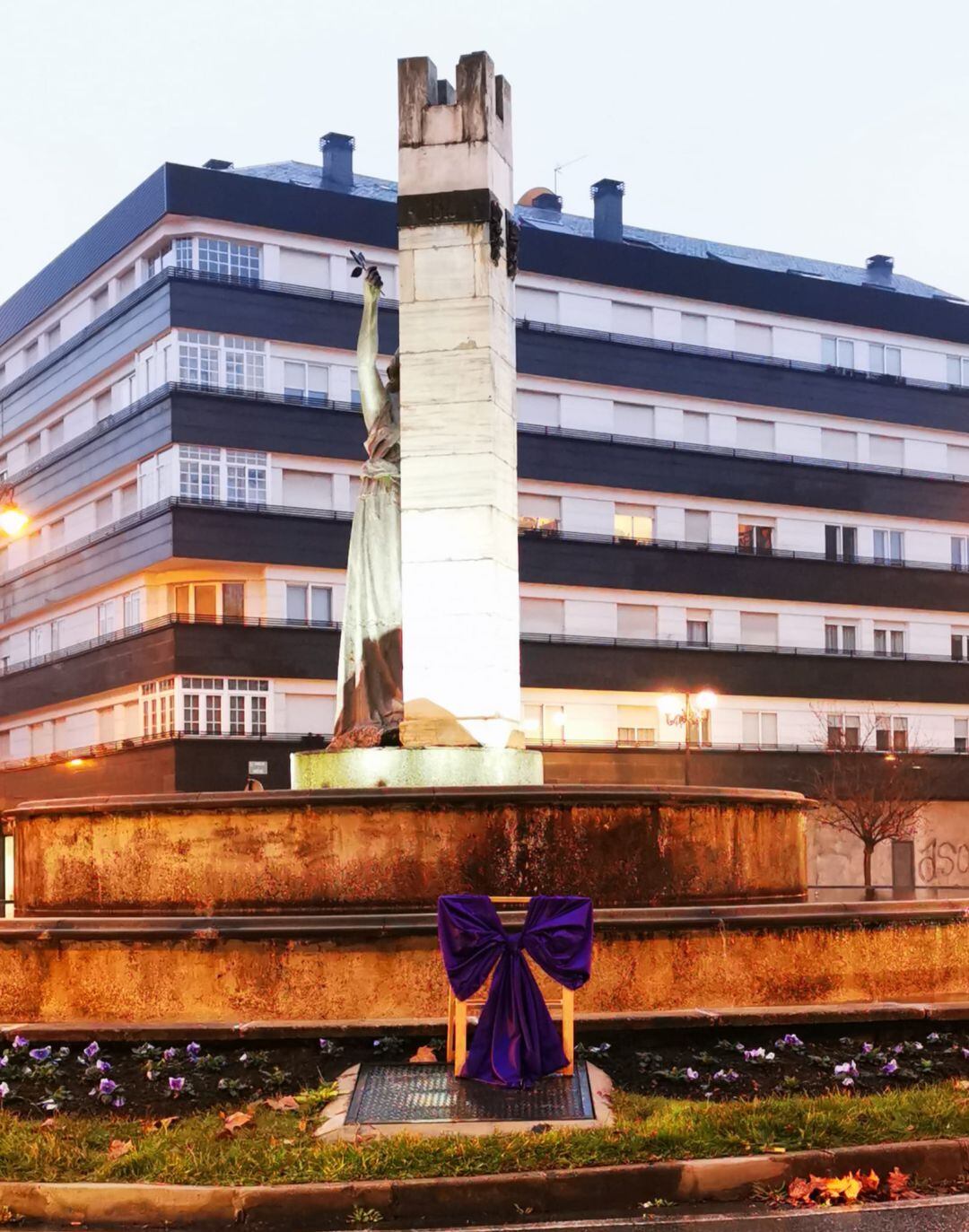 Un lazo morado marca la celebración del día Internacional de eliminación de la violencia contra la mujer