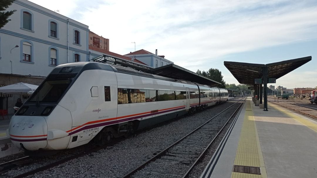 Tren convencional de Cuenca detenido en la estación de Cuenca.