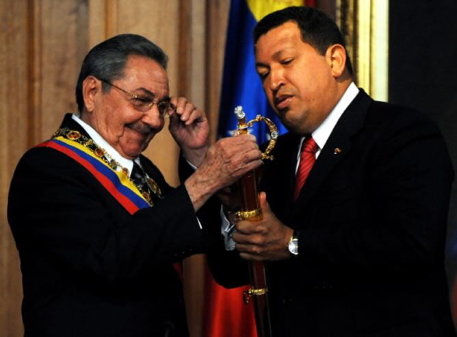 El presidente venezolano Hugo Chávez junto al representante cubano Raúl Castro en el Palacio de Miraflores en Caracas