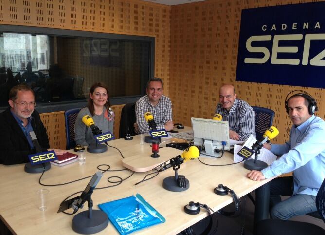 Manuel Saravia (IU), Cristina Vidal (PP) y Javier Izquierdo (PSOE) junto a los moderadores Carlos Flores y José María Francisco