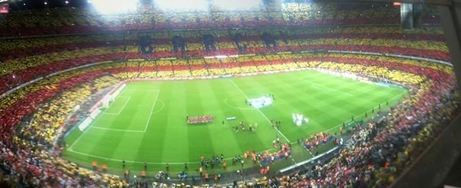 Así fue el espectacular mosaico que el Camp Nou preparó para el Clásico