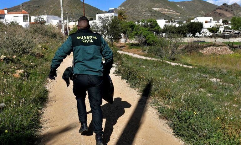 Miembros de la Guardia Civil, reforzados por medios aéreos, además de los Grupos Especiales de Actividades Subacuáticas, y unidades caninas de búsqueda de personas, participan en la búsqueda del menor desaparecido ayer en el paraje de las Hortichuelas en Níjar (Almeria).