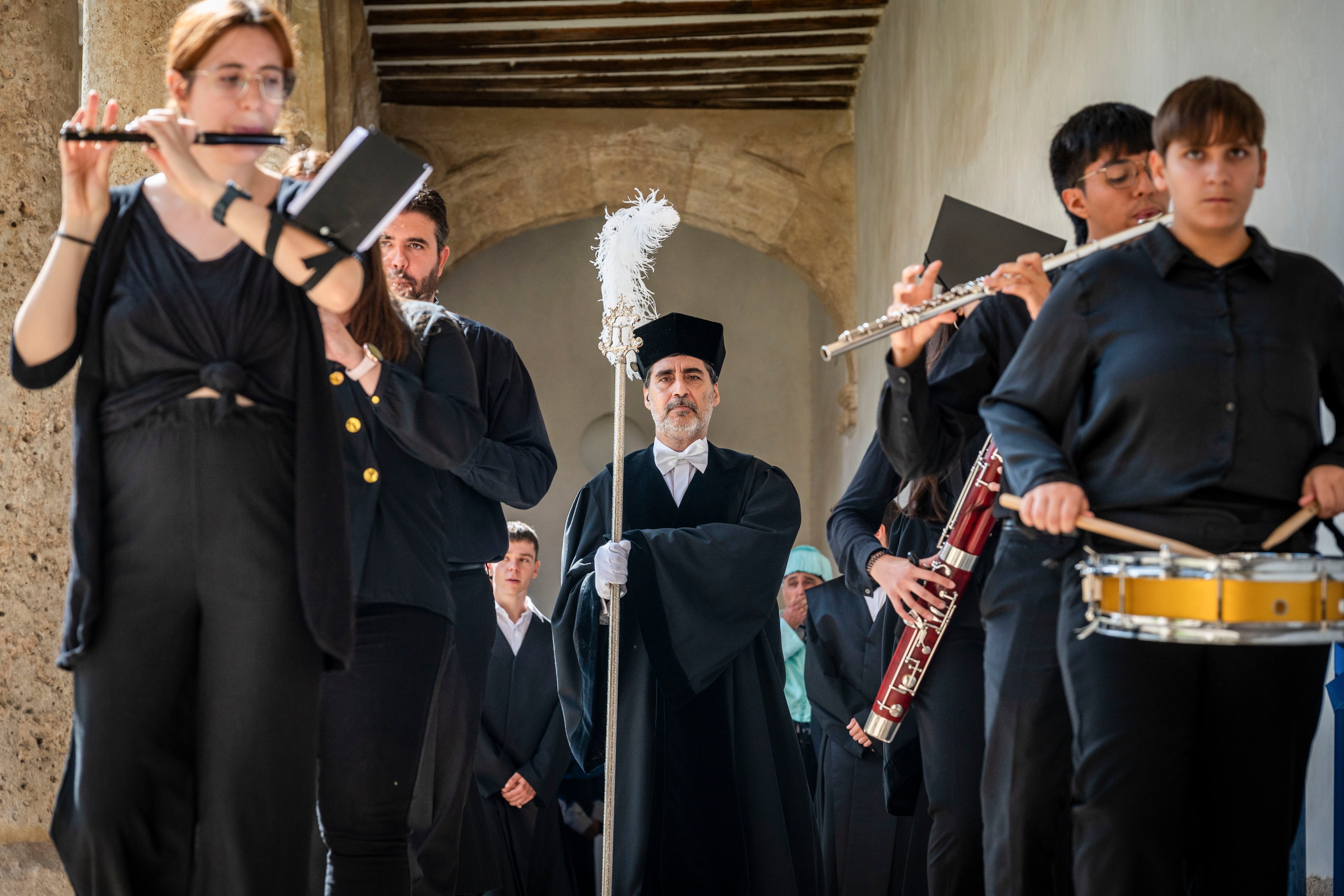 ALCALÁ DE HENARES, 06/09/2023.- Una banda de música acompaña a los docentes de la Universidad de Alcalá de Henares este miércoles durante la procesión cívica que se ha realizado en el patio del claustro del edificio principal, como acto de apertura del nuevo curso académico en la universidad. EFE/ Fernando Villar
