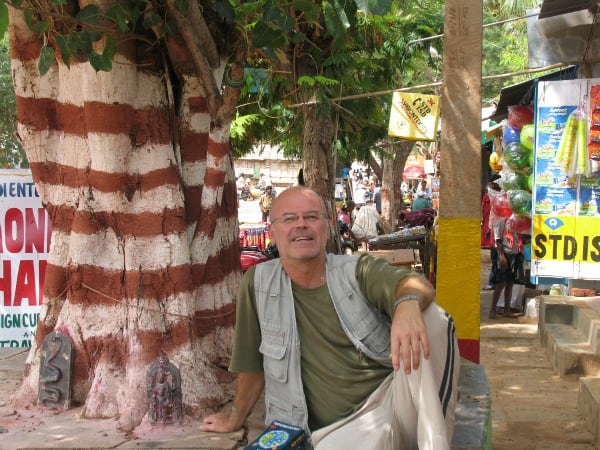 Luis Mazarrasa a la sombra de un baniano en Hampi