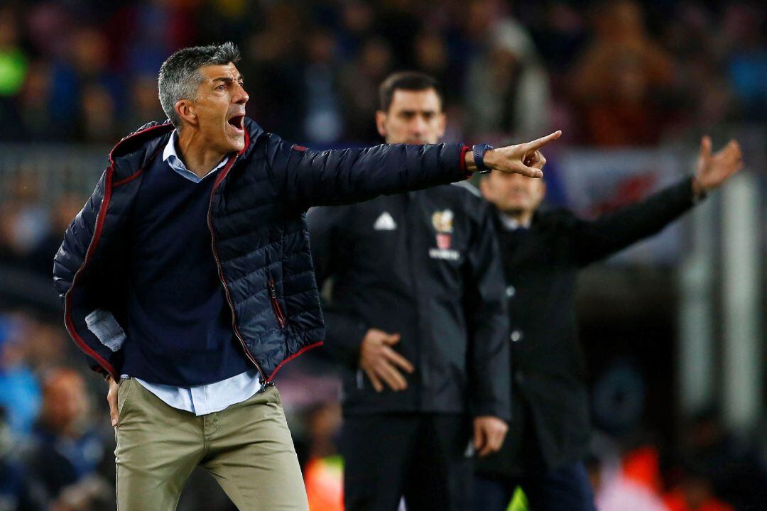 Imanol Alguacil da indicaciones durante un partido de la Real