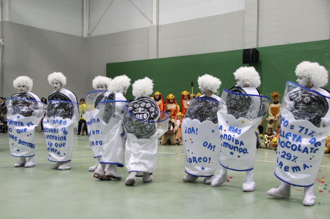 Un grupo de niños disfrazados de galleta &#039;Oreo&#039; y vaso de leche en el concurso de carnaval infantil de 2018