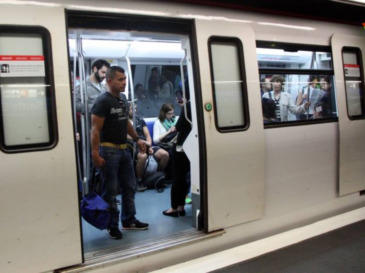 QUATRE JOVES EMPRESONATS PER AGREDIR BRUTALMENT UN HOME AL METRO
