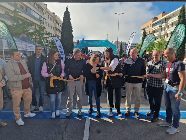 Salida de la BTT HU 108 corte de cinta