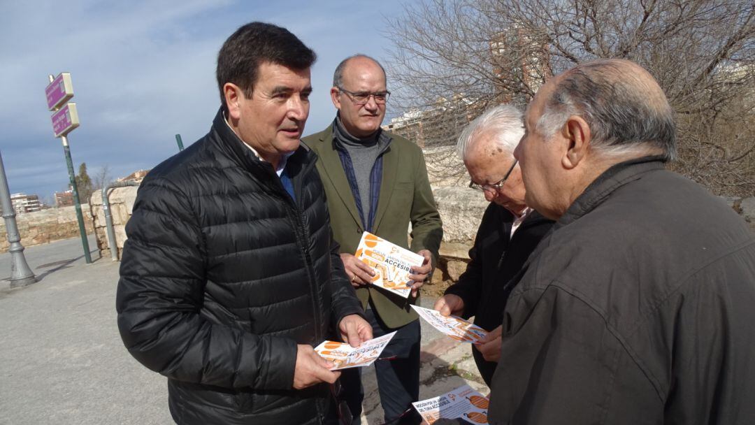 El portavoz de Ciudadanos en el Ayuntamiento de València, Fernando Giner, ha explicado este miércoles a algunos vecinos su propuesta para mejorar la accesibilidad en el Jardín del Túria. 