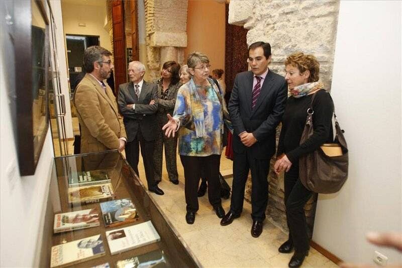 Margarita Ruiz Schrader, a la izquierda de José Antonio Nieto (PP) en un acto institucional.