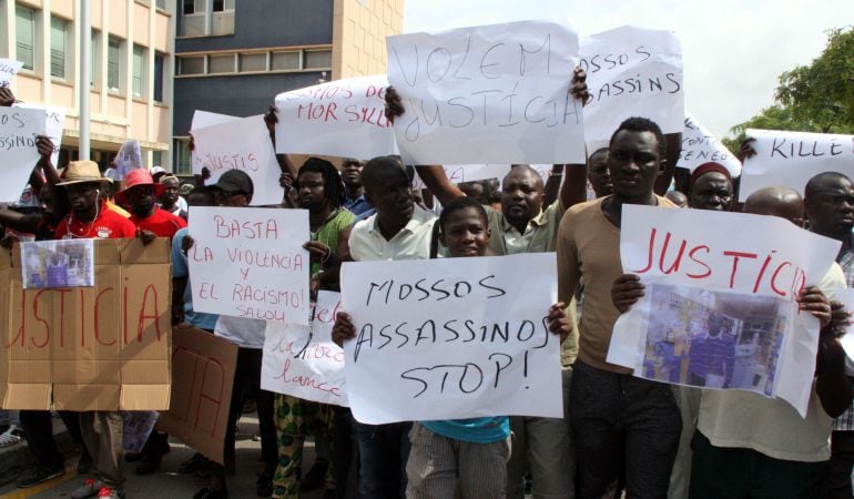 Unes 300 persones es manifesten a Salou per reclamar &quot;justícia&quot; pel senegalès mort