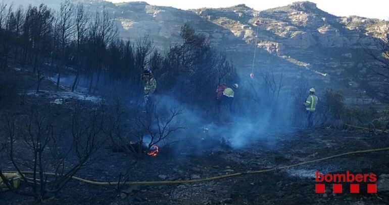 Bombers treballant ahir en l'incendi de Margalef, que encara no està controlat.