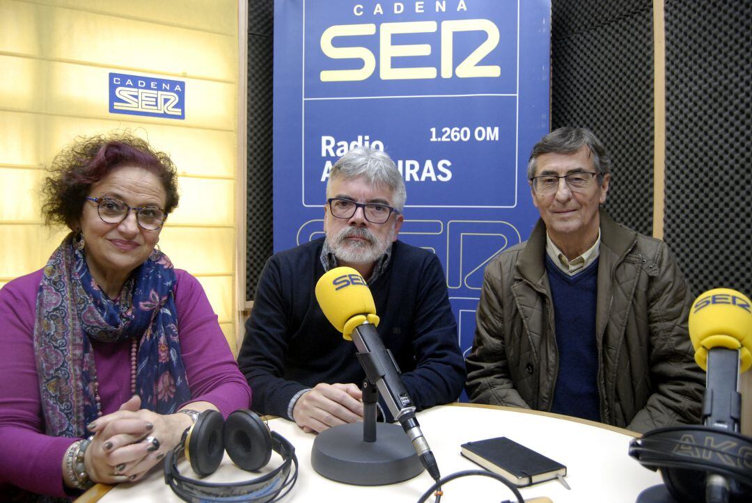 El profesor Roberto Godino, en el centro, hablará en la Asociación de estudiantes universitarios del Aula de Mayores Julia Traducta de &quot;Los algecireños y su patrimonio&quot;. Junto a él Victoria Guerrero y José Campos