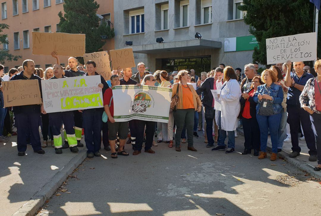 Protesta de la junta de personal del hospital Virgen de las Nieves de Granada ante la Delegación de Salud de la Junta en Granada