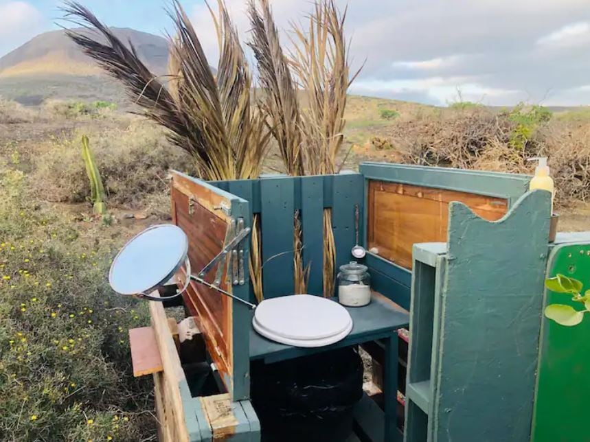 Baño seco de la choza ofrecida como alojamiento ecológico en el norte de Lanzarote.