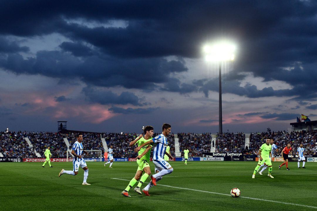 Los focos de Butarque iluminan un lance del encuentro entre el C.D. Leganés y el F.C. Barcelona que terminó con victoria pepinera.