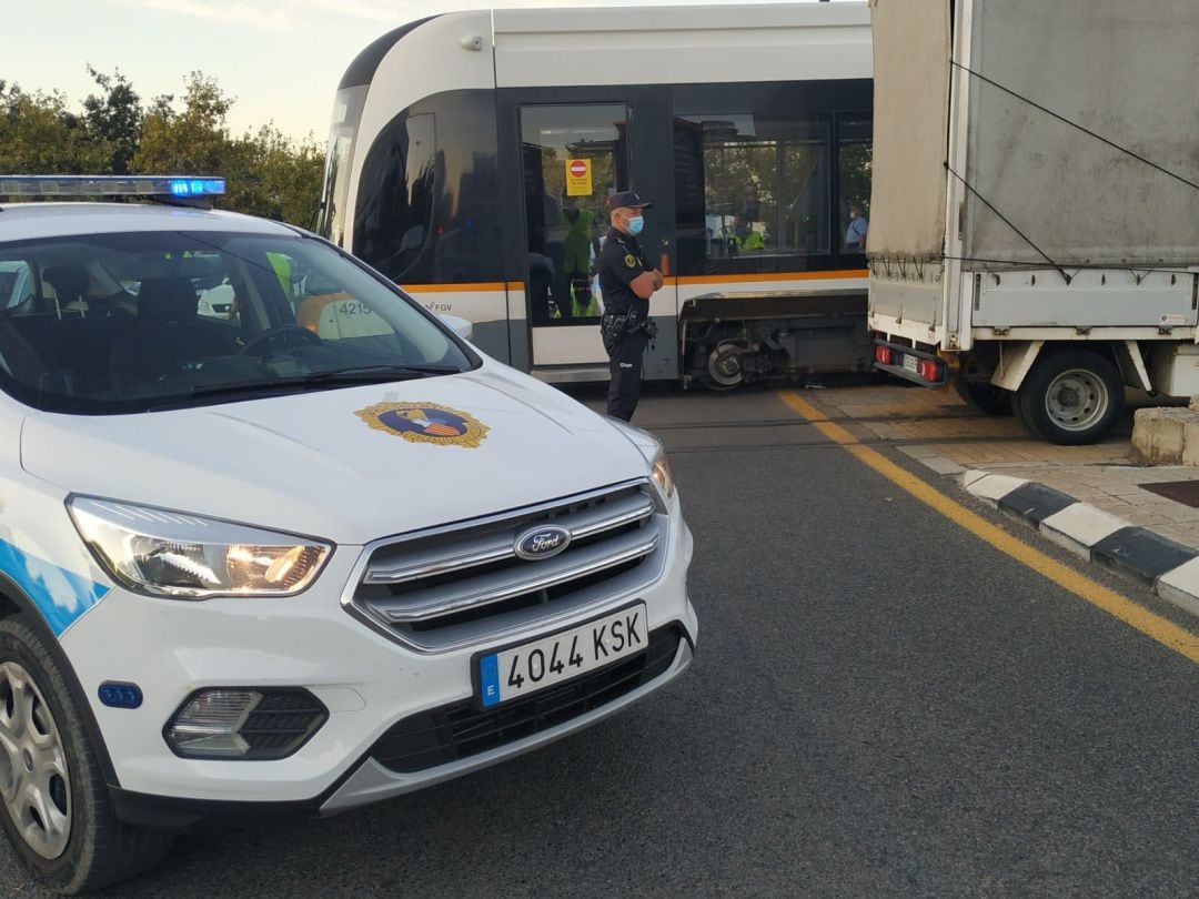 El accidente entre un tranvía y un vehículo en València ha obligado a cortar la circulación de las L4 y L6, que se ha restablecido a última hora del sábado.