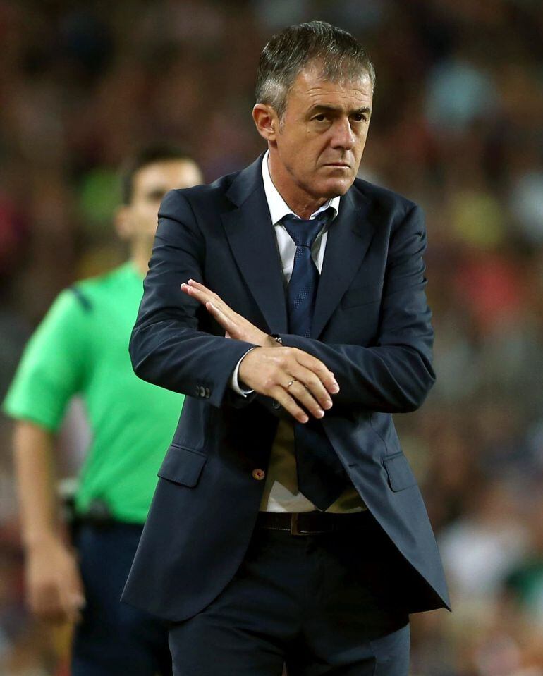 GRA683. BARCELONA, 20/09/2015.- El entrenador del Levante UD, Lucas Alcaraz, durante el partido de la cuarta jornada de Liga en Primera División que se disputa hoy en el Camp Nou, en Barcelona. EFE/Toni Albir