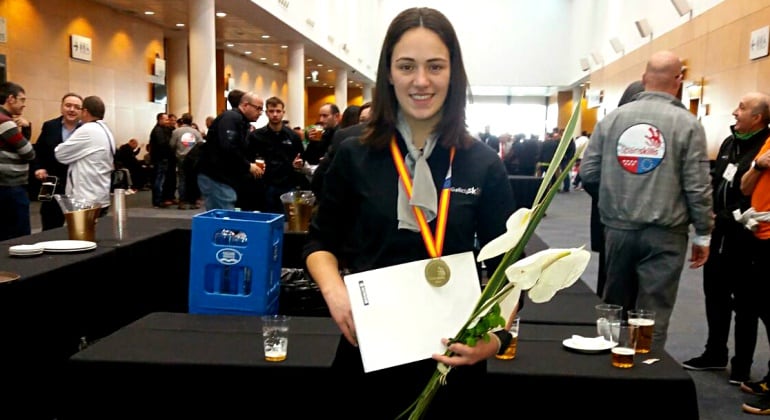 Silvia Folgueira, la ganadora de la medalla de oro en pintura de coches posa con su premio.