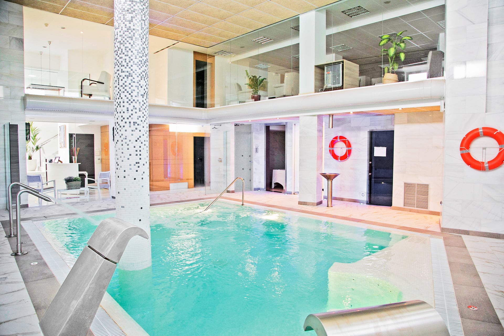 Piscina climatizada y spa ern la residencia Bouco en Zaragoza