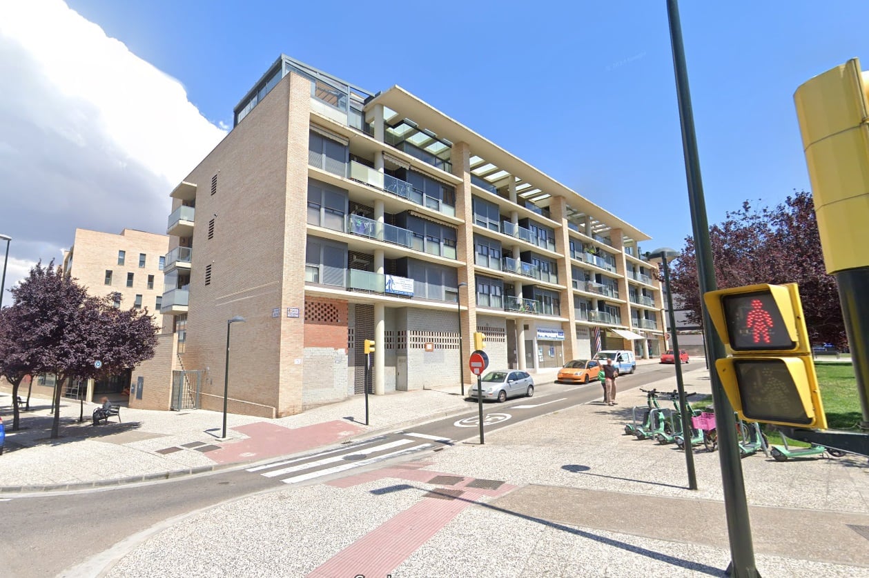 Avenida de la Industria con calle Vázquez Montalbán en el barrio de Santa Isabel de Zaragoza