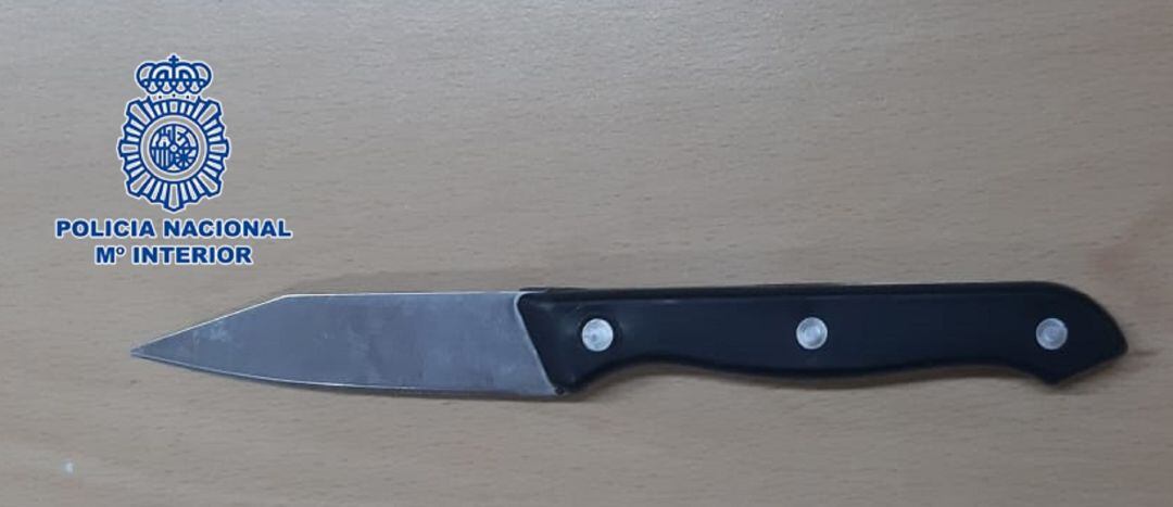 Cuchillo incautado a la mujer detenida.