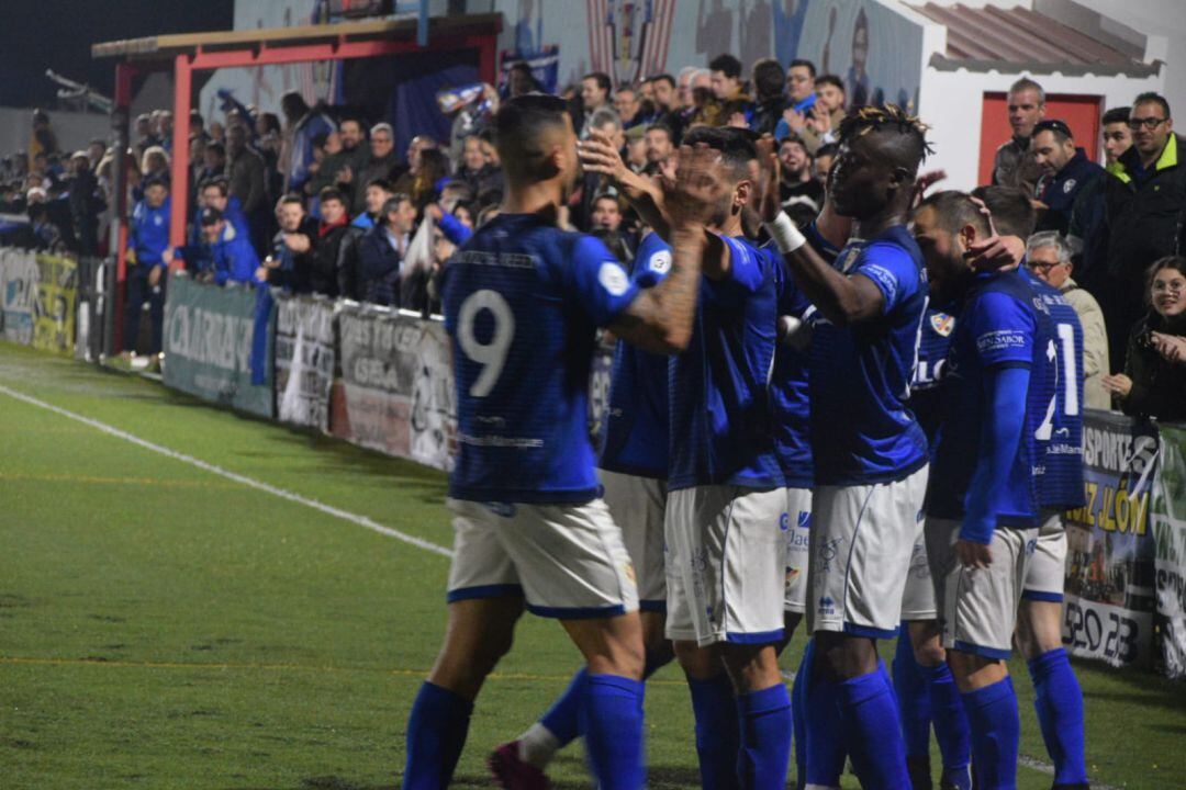 Futbolistas del Linares Deportivo celebran uno de los goles, en el Estadio San Benito de la localidad de Porcuna.