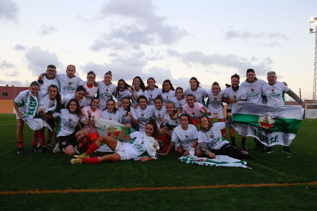 La plantilla del Elche Femenino al completo tras el ascenso a Segunda