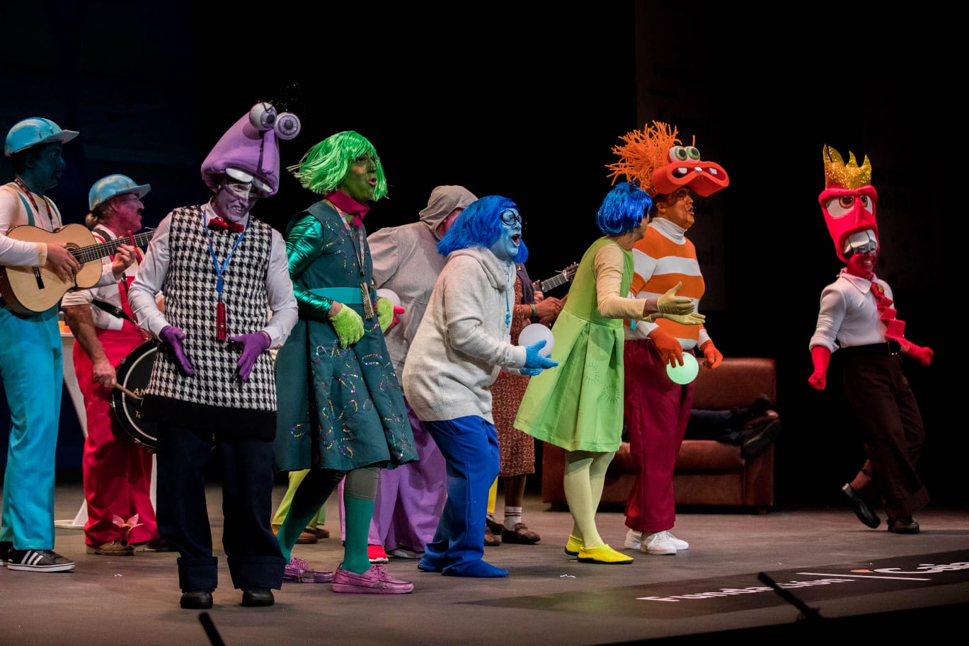 La chirigota del Bomba en el escenario del Gran Teatro Falla.