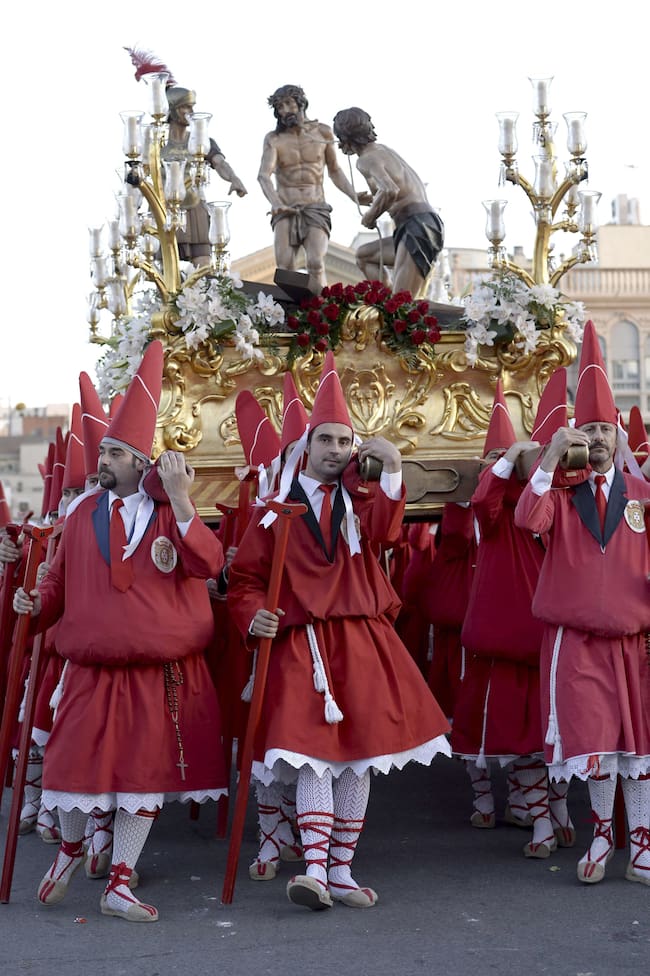 GRA297. MURCIA, 01/04/2015.- Nazarenos estantes cargan la imagen del Pretorio, de la Real Archicofradia del Cristo de la Sangre, durante la procesión de los 'coloraos', hoy en el Puente Viejo de Murcia. EFE/Marcial Guillén
