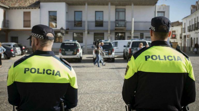 Agentes durante los primeros registros de la operación Púnica en Valdemoro en 2014