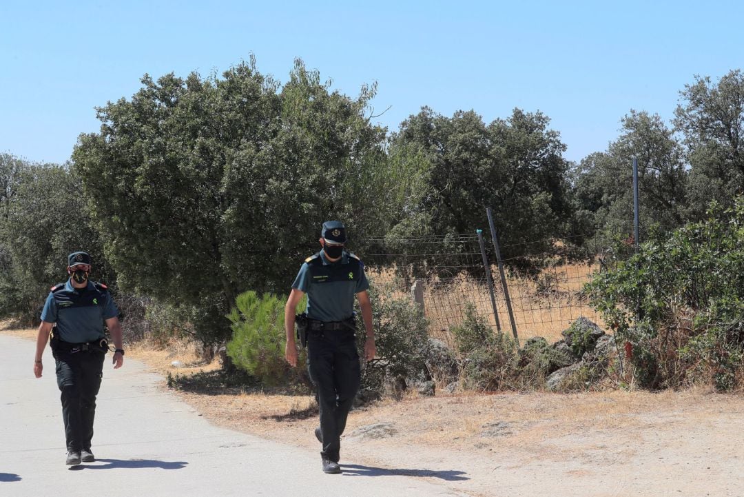 Guardias civiles en el lugar donde se localizó el cuerpo de una mujer de 70 años descuartizado en la localidad madrileña de Chapinería