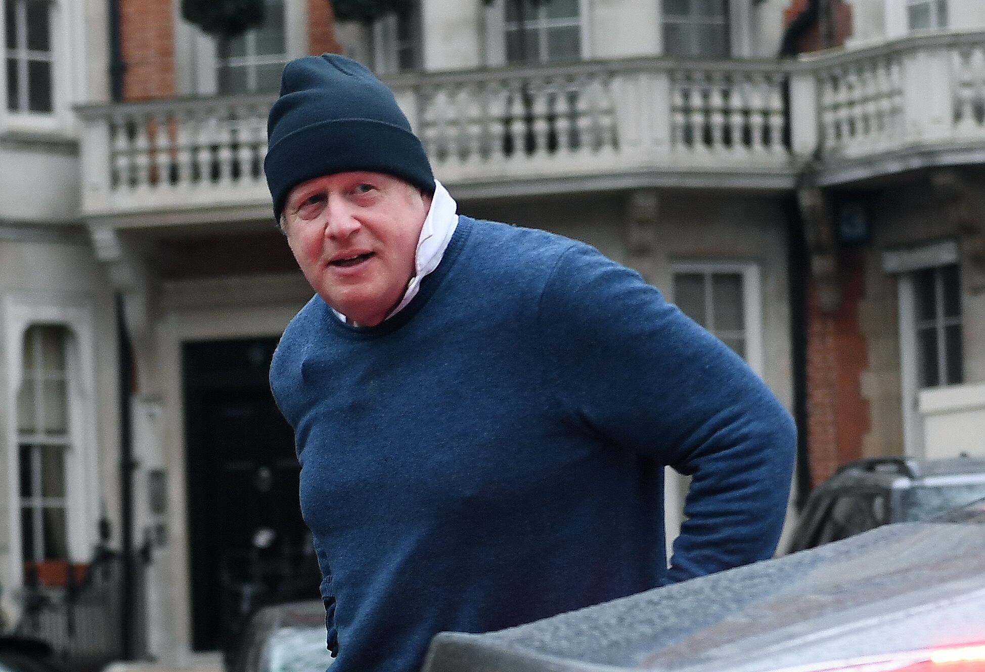 Boris Johnson en la puerta de su casa de Londres este 21 de marzo